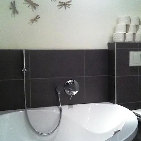 Sleeps 5 Wifi Apartment